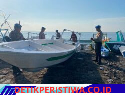 Bentuk Kepedulian Sat Polairud Polres Karangasem Turun Langsung Bantu Warga Nelayan Mendorong Jukung