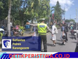 Utamakan Keselamatan Kalangan Pelajar, Anggota Sat Lantas Polres Karangasem Bantu Sebrangkan Siswa Siswi SMPN 2 Amlapura