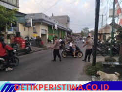 Berikan Rasa Aman dan Nyaman kepada Masyarakat, Personel Polsek Sidemen Lakukan Gatur Lalin di Pasar Desa Adat Tabola