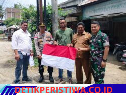 Muspika Darul Aman Bersinergi Sambut HUT RI Ke-81 Lewat Gerakan Pembagian Bendera Merah Putih
