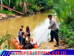 Banjir Putuskan Akses Jembatan, Anggota Polsek Darul Ihsan Bantu Pelajar Seberangi Sungai 