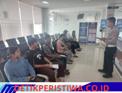 Kanit Regident Polres Karangasem Sosialisasikan Leafleat Tentang Penggolongan SIM C, kepada Pemohon SIM Baru 