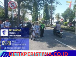 Cegah Lakalantas, Anggota Lantas Polres Karangasem Bantu Sebrangkan Siswa Siswi SMPN 2 Amlapura