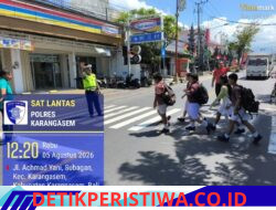 Polisi Sahabat Anak, Anggota Lantas Polres Karangasem Bantu Sebrangkan Pelajar SD Negeri 4 Subagan