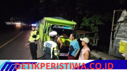 Cegah Lakalantas, Unit Turjagwali Polres Karangasem Melalui Giat Blue Light Patrol Berikan Himbauan Tidak Parkir Truk Sembarangan di Kawasan Wisata 