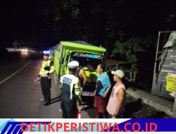 Cegah Lakalantas, Unit Turjagwali Polres Karangasem Melalui Giat Blue Light Patrol Berikan Himbauan Tidak Parkir Truk Sembarangan di Kawasan Wisata 