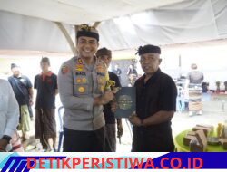Pastikan Upacara Ngaben Massal Berjalan Lancar, Kapolres Serahkan Tali Asih kepada Panitia Pengabenan