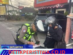 Berkendara Tanpa Komponen yang Lengkap, Unit Turjawali Sat Lantas Polres Karangasem Berikan Tilang Manual
