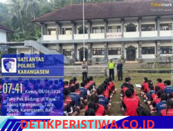 Melalui Program Police Goes To School Safety Riding Sat Lantas Polres Karangasem Sosialisasikan  Etika Berkendara kepada Siswa Siswi SMP N 6 Abang