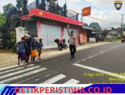 Cegah Lakalantas, Personil Polsek Rendang Rutin Atensi Kegiatan Masyarakat dan Bantu Sebrangkan Siswa Siswi Sekolah