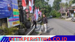 Semarakkan HUT Kemerdekaan RI Ke 81, Bhabinkamtibmas Desa Sangkan Gunung Ajak Warganya Kibarkan Bendera Merah Putih 