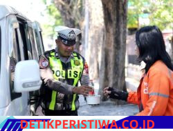 Satlantas Polres Gresik Tebar Kepedulian Lewat Program “Jumat Berkah Berbagi”