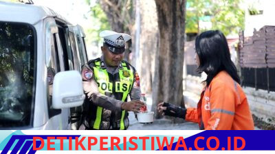 Satlantas Polres Gresik Tebar Kepedulian Lewat Program “Jumat Berkah Berbagi”