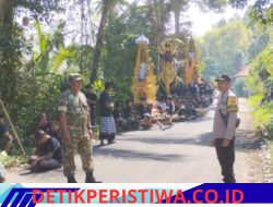 Bhabinkamtibmas Desa Sangkan Gunung Bersama Babinsa dan Pecalang Amankan Prosesi Ngaben, di Desa Adat Sangkan Gunung