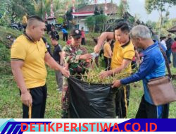 Sinergi Tanpa Batas, Personel Polsek Sidemen Ikuti Gotong Royong Bersihkan Lapangan Mamed Jelang Apel HUT Kemerdekaan RI Ke-81 