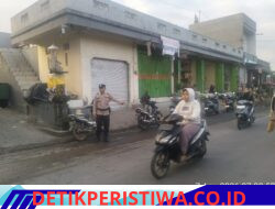 Pastikan Kelancaran Arus Lalulintas, Personil Polsek Sidemen Rutin Lakukan Gatur Lalin di Pasar Desa Adat Tabola