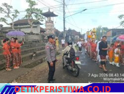Bhabinkamtibmas Desa Wisma Kerta Berikan Pengamanan Prosesi Ngaben Massal, di Dusun Wangsean
