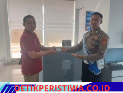 Santun dan Ramah Personil Unit Regident Satuan Lalu Lintas Polres Karangasem, Serahan SIM kepada pemohon SIM 