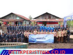 Hadirkan Semangat Pengabdian di Kampung Nelayan, Danlanal Dumai Pimpin Aksi Bakti Sosial dan Bersih Pantai
