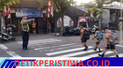 Polisi Sahabat Anak, Anggota Lantas Polres Karangasem Bantu Sebrangkan Siswa Siswi SD Negeri 4 Subagan