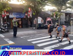 Polisi Sahabat Anak, Anggota Lantas Polres Karangasem Bantu Sebrangkan Siswa Siswi SD Negeri 4 Subagan