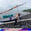 Bentuk Kepedulian Sat Polairud Polres Karangasem, Bantu Nelayan Mendorong Jukung di Pantai Ujung Tumbu