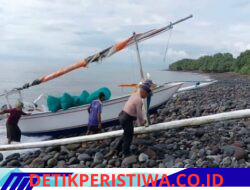 Bentuk Kepedulian Sat Polairud Polres Karangasem, Bantu Nelayan Mendorong Jukung di Pantai Ujung Tumbu