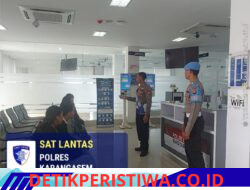 Pastikan Pelayanan SIM Berjalan Optimal, Provos Dampingi Personel Satlantas Polres Karangasem Edukasi Etika dalam Berkendara kepada Pemohon SIM