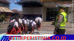 Polisi Sahabat Anak, Anggota Lantas Polres Karangasem Bantu Sebrangkan Siswa Siswi SD Negeri 4 Subagan
