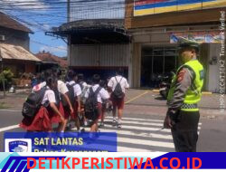 Polisi Sahabat Anak, Anggota Lantas Polres Karangasem Bantu Sebrangkan Siswa Siswi SD Negeri 4 Subagan
