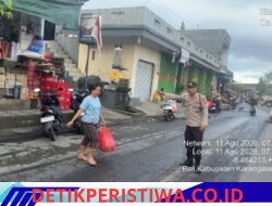 Pastikan Aktivitas Masyarakat Berjalan Lancar, Personil Polsek Sidemen Lakukan Gatur  Lalin di Depan Pasar Desa Adat Tebola