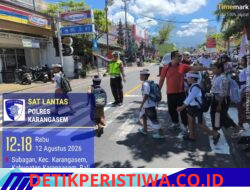 Cegah Laka Lantas di Kalangan  Pelajar, Anggota Lantas Polres Karangasem Bantu Sebrangkan Siswa Siswi  SD Negeri 4 Subagan