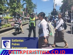 Polisi Sahabat Anak, Anggota Lantas Polres Karangasem Bantu Sebrangkan Siswa Siswi SMPN 2 Amlapura