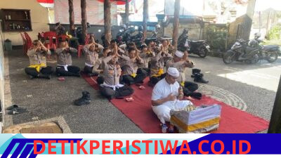 Perkuat Keimanan dan Spiritual,  Polsek Selat Gelar Persembahyangan Bersama di Hari Rahina Tilem