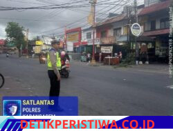 Pastikan Arus Lalin Aman Lancar terkendali, Personil Lantas Lakukan Gatur Lalin di BTN Taman Asri Karangasem 