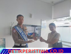 Optimalkan Pelayanan Publik, Unit Regident Satuan Lalu Lintas Polres Karangasem Serahan SIM kepada Pemohon SIM dengan Ramah dan Santun