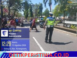Cegah Lakalantas pada Kalangan Pelajar, Anggota Sat Lantas Polres Karangasem Bantu Sebrangan Siswa Siswi SMPN 2 Amlapura