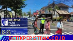Utamakan Keselamatan Kalangan Pelajar, Anggota Lantas Polres Karangasem Bantu Sebrangkan Siswa Siswi SD Negeri 1 Subagan