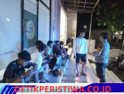 Cegah Gangguan Kamtibmas, Personil Polsek Sidemen Mengintensifkan Giat Blue Light Patrol Sambangi Para Remaja Berikan Himbauan Kamtibmas 
