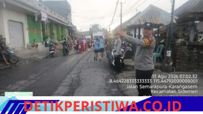 Atensi saat Ramainya Masyarakat Mulai Beraktivitas, Personil Polsek Sidemen Lakukan Gatur Lalin di Pasar Desa Adat Tabola
