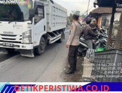 Pastikan Kelancaran Arus Lalulintas, Personil Polsek Sidemen Lakukan Gatur Lalin di Kawasan Pasar Desa Adat Tebola