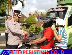Bangkitkan Semangat Nasionalisme! Polres Karangasem Bagikan Bendera Merah Putih Serentak di Jalan Raya