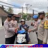 Sambut HUT Kemerdekaan RI ke-81,  Polsek Bebandem Bagikan Puluhan Bendera Merah Putih ke Setiap Pengendara yang Melintas