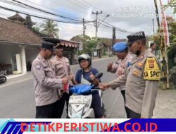 Sambut HUT Kemerdekaan RI ke-81,  Polsek Bebandem Bagikan Puluhan Bendera Merah Putih ke Setiap Pengendara yang Melintas