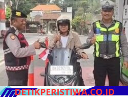 Semarakan Hut kemerdekaan Republik Indonesia Ke 81 Tahun 2026, Polsek Rendang Bagikan Bendera Merah Putih kepada Masyarakat 