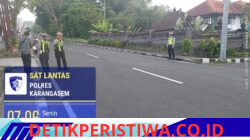 Sat Lantas Polres Karangasem Amankan Jalannya Upacara Peringatan Hari Ulang Tahun ke-81 Republik Indonesia, di Lapangan Tanah Aron