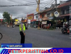 Pastikan Arus Lalulintas Aman Lancar terkendali, Personil Lantas Laksanakan Tugas Gatur Lalin di BTN Taman Asri Karangasem 