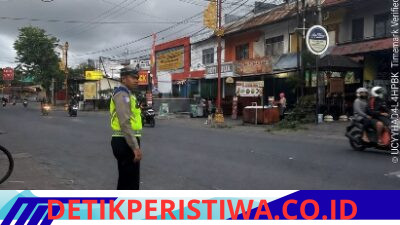 Pastikan Arus Lalulintas Aman Lancar terkendali, Personil Lantas Laksanakan Tugas Gatur Lalin di BTN Taman Asri Karangasem 