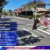 Antisipasi Lakalantas Kalangan Pelajar, Anggota Lantas Polres Karangasem Bantu Sebrangkan Pelajar Saat Pulang Sekolah