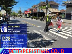 Antisipasi Lakalantas Kalangan Pelajar, Anggota Lantas Polres Karangasem Bantu Sebrangkan Pelajar Saat Pulang Sekolah